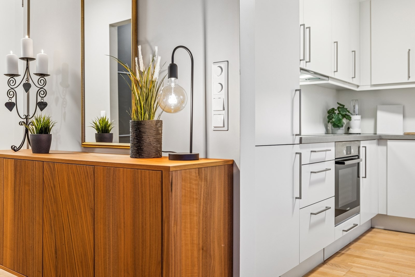 Den åpne løsningen gir fleksible møbleringsmuligheter for både sofagruppe og spisebord. Galleribilde