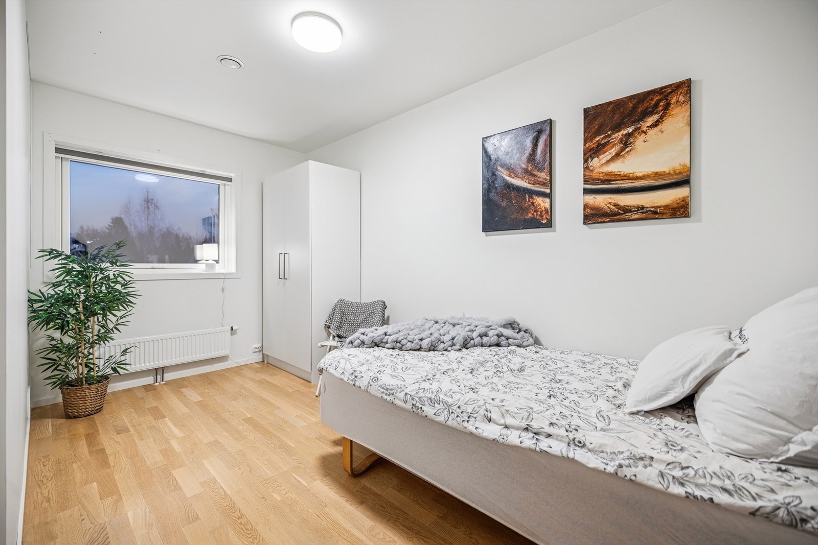 Rommene er holdt i nøytrale farger, som gir et godt utgangspunkt for personlig innredning. Galleribilde