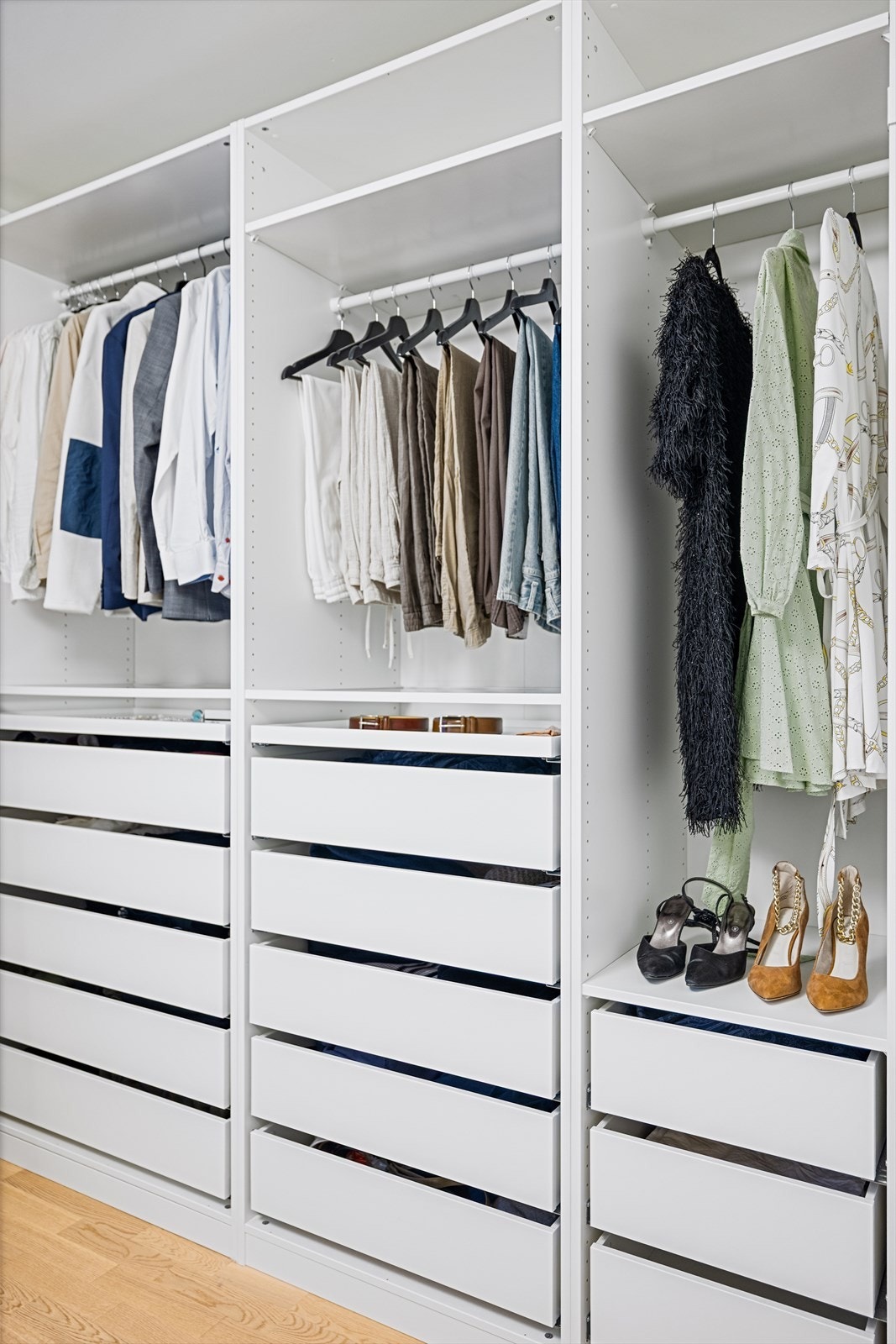 En praktisk garderobeløsning gir god plass til klær og oppbevaring. Galleribilde