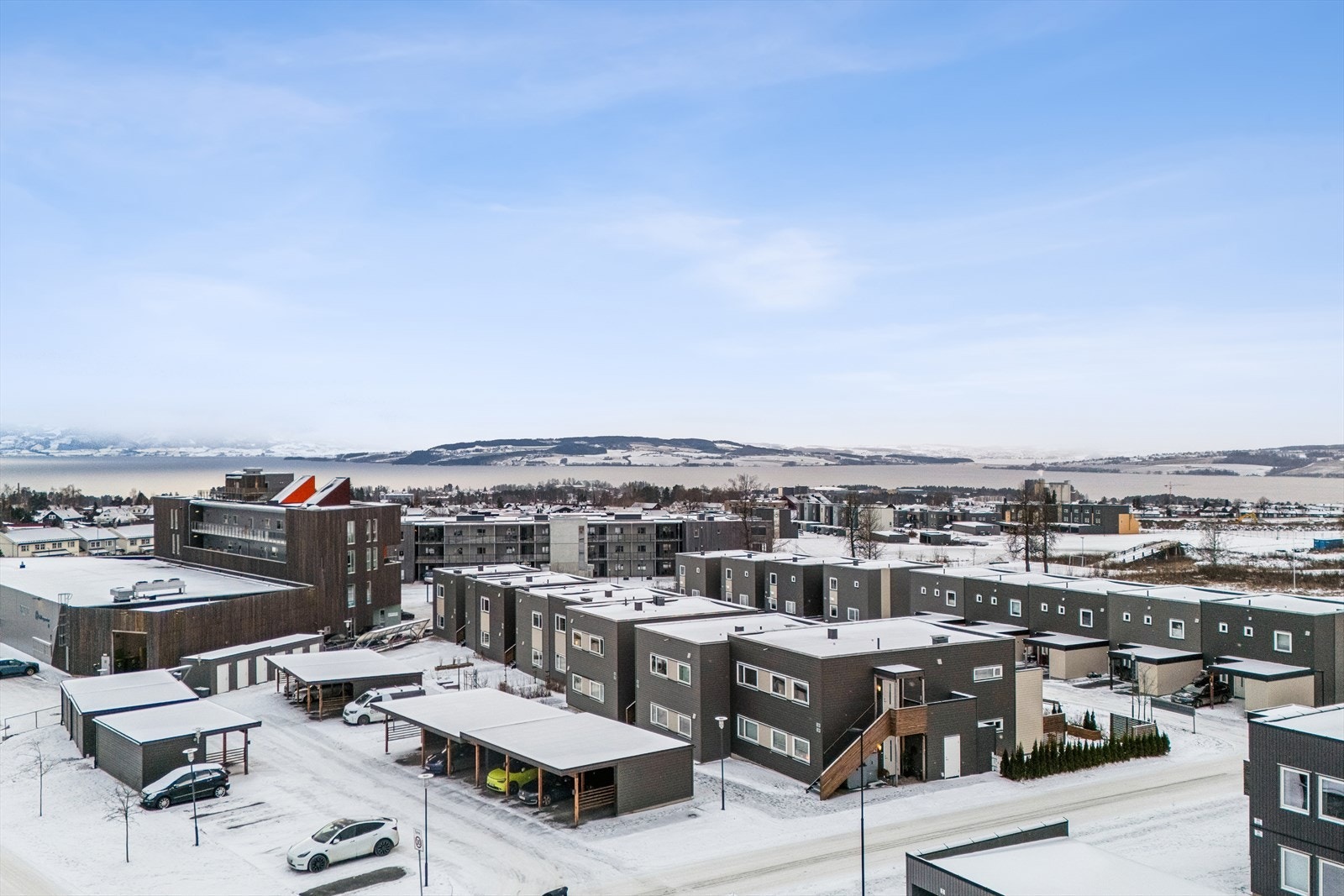 Fra bussholdeplassen på Voll, 200 meter unna, er det gode forbindelser til Hamar og Stange. Galleribilde