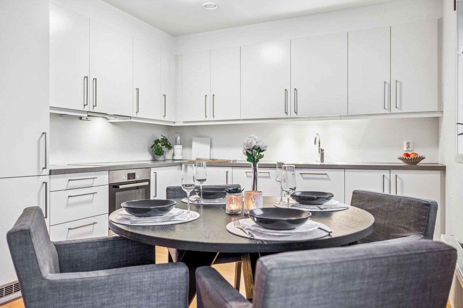 Spiseplassen er naturlig integrert i rommet, med plass til hyggelige måltider. Galleribilde