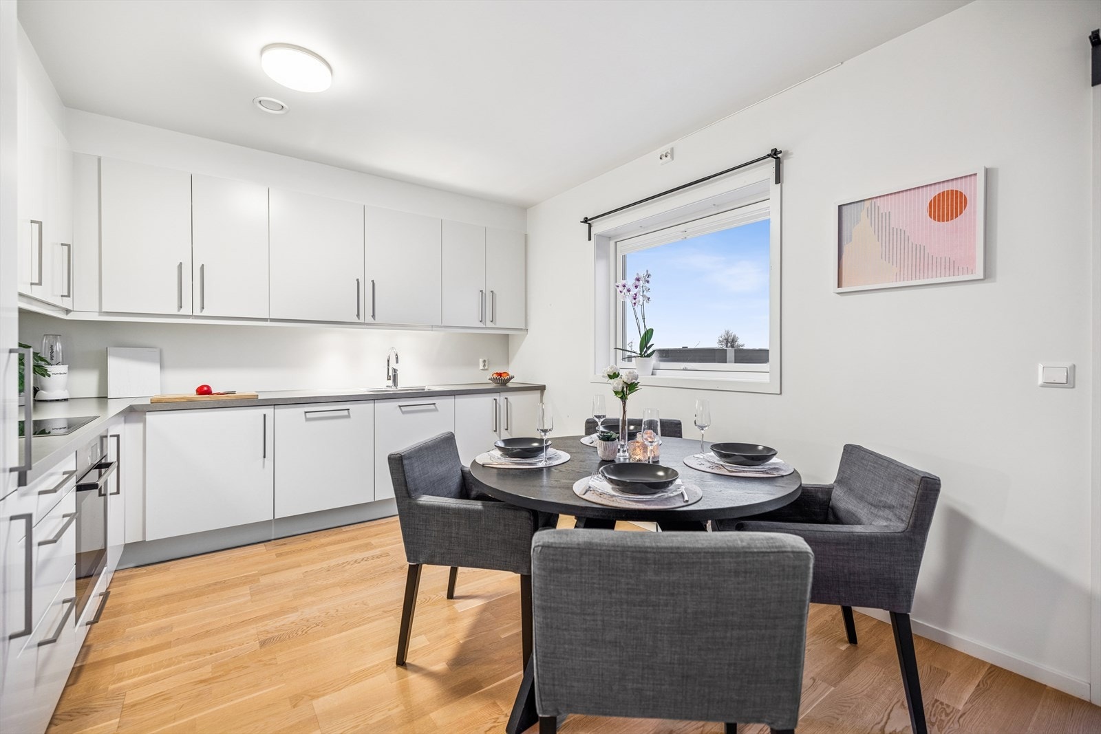 Kjøkkenet er praktisk utformet for en effektiv arbeidsflyt under matlagingen. Galleribilde