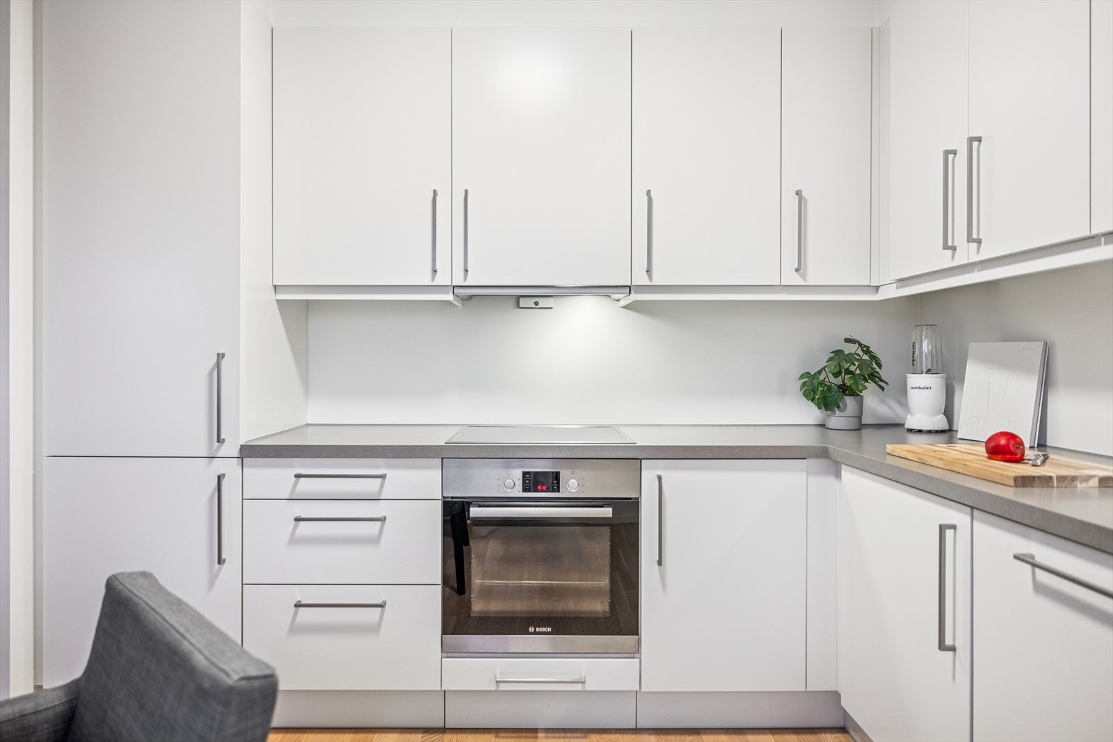 Kjøkkenet har en stilren innredning med glatte fronter og godt med skap- og benkeplass. Galleribilde