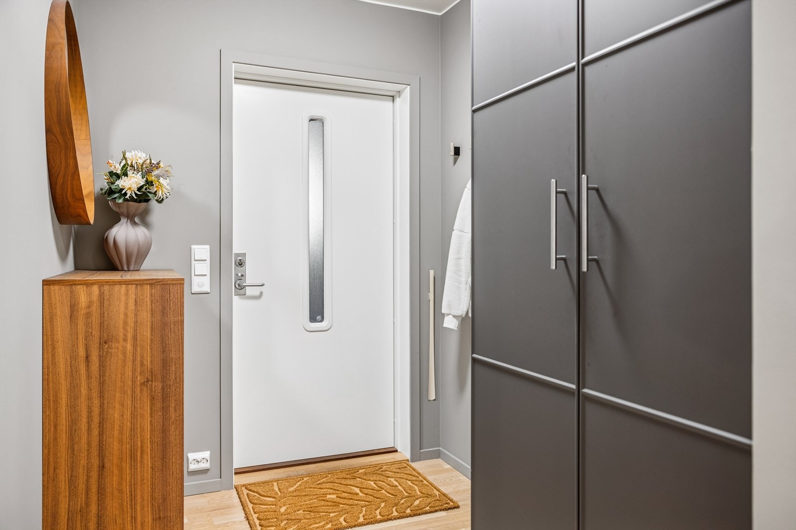 Fra entreen er det direkte tilgang til leilighetens øvrige rom. Galleribilde