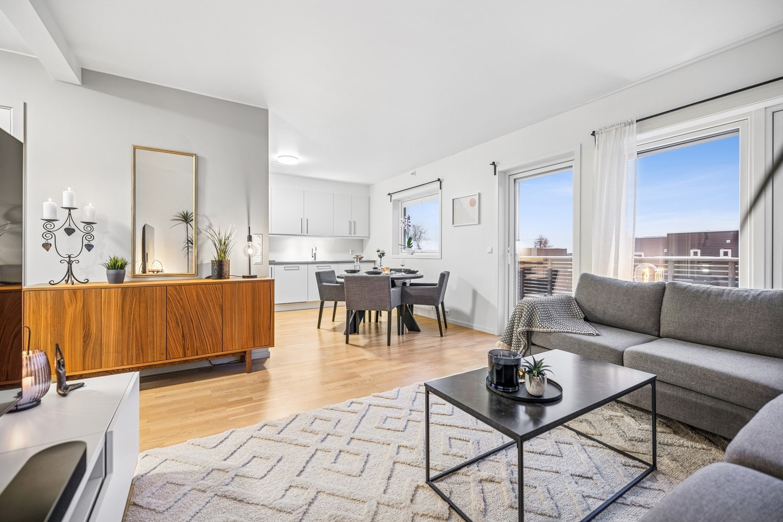 Leiligheten har en åpen og sosial planløsning mellom stue og kjøkken. Galleribilde