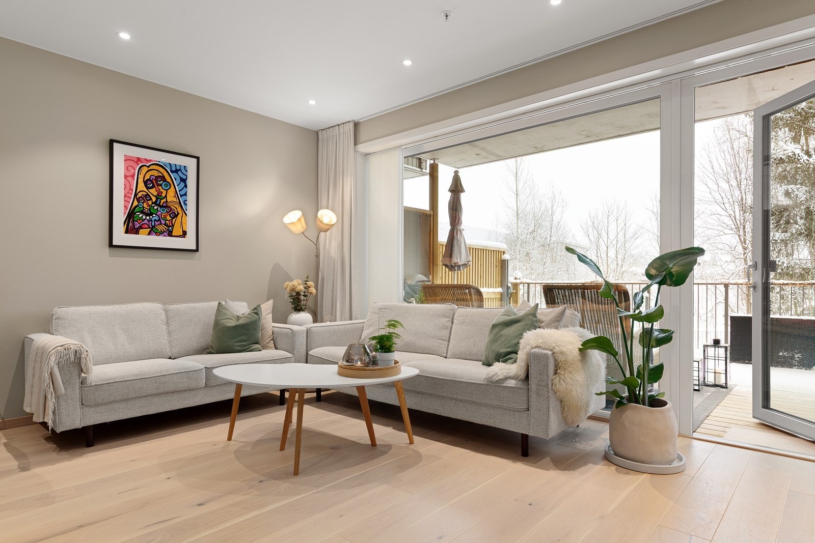 Stuedelen har god plass for sofa med tilhørende tv-møblement Galleribilde