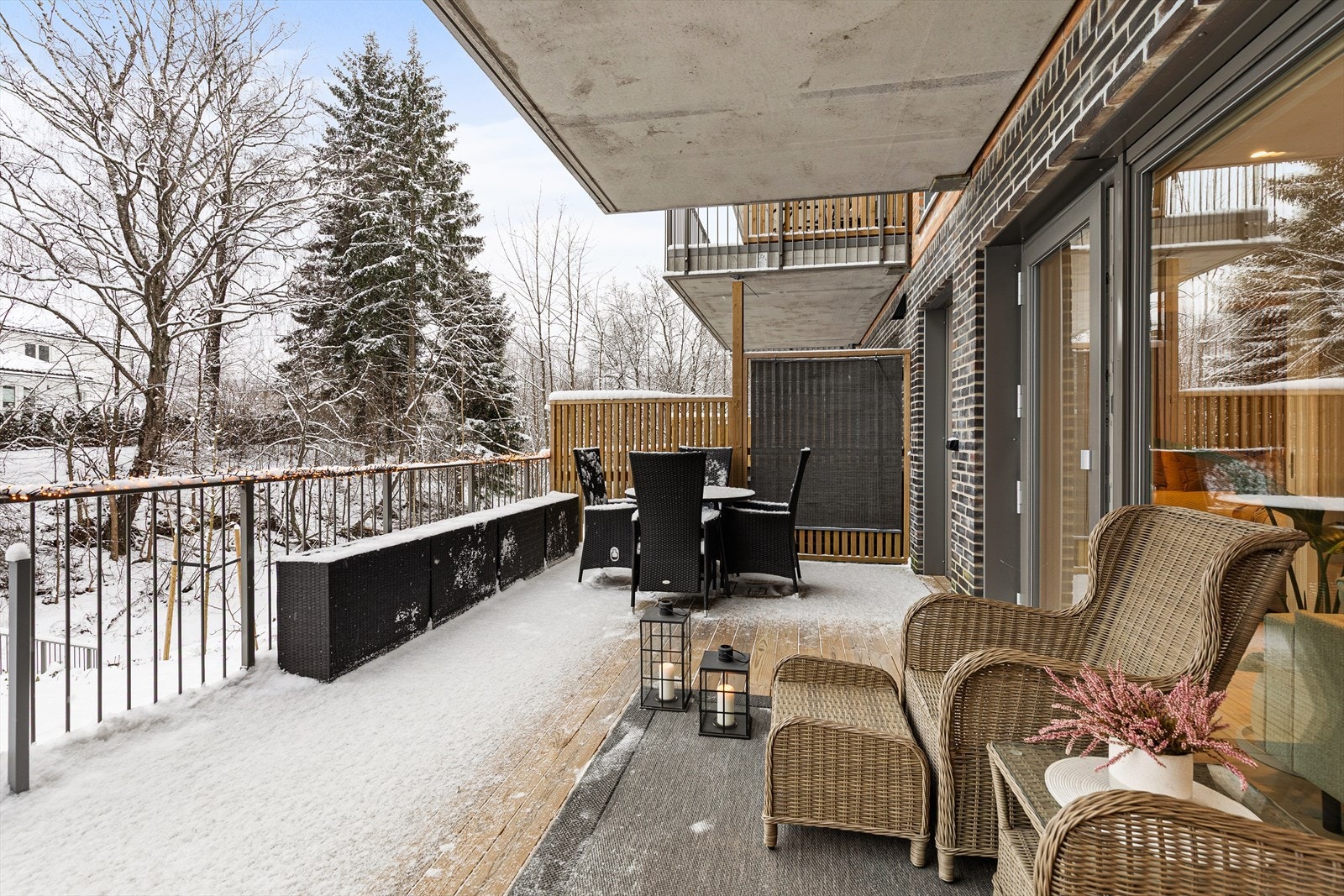 Fra stuen er det utgang til en meget romslig uteplass, delvis takoverbygget Galleribilde