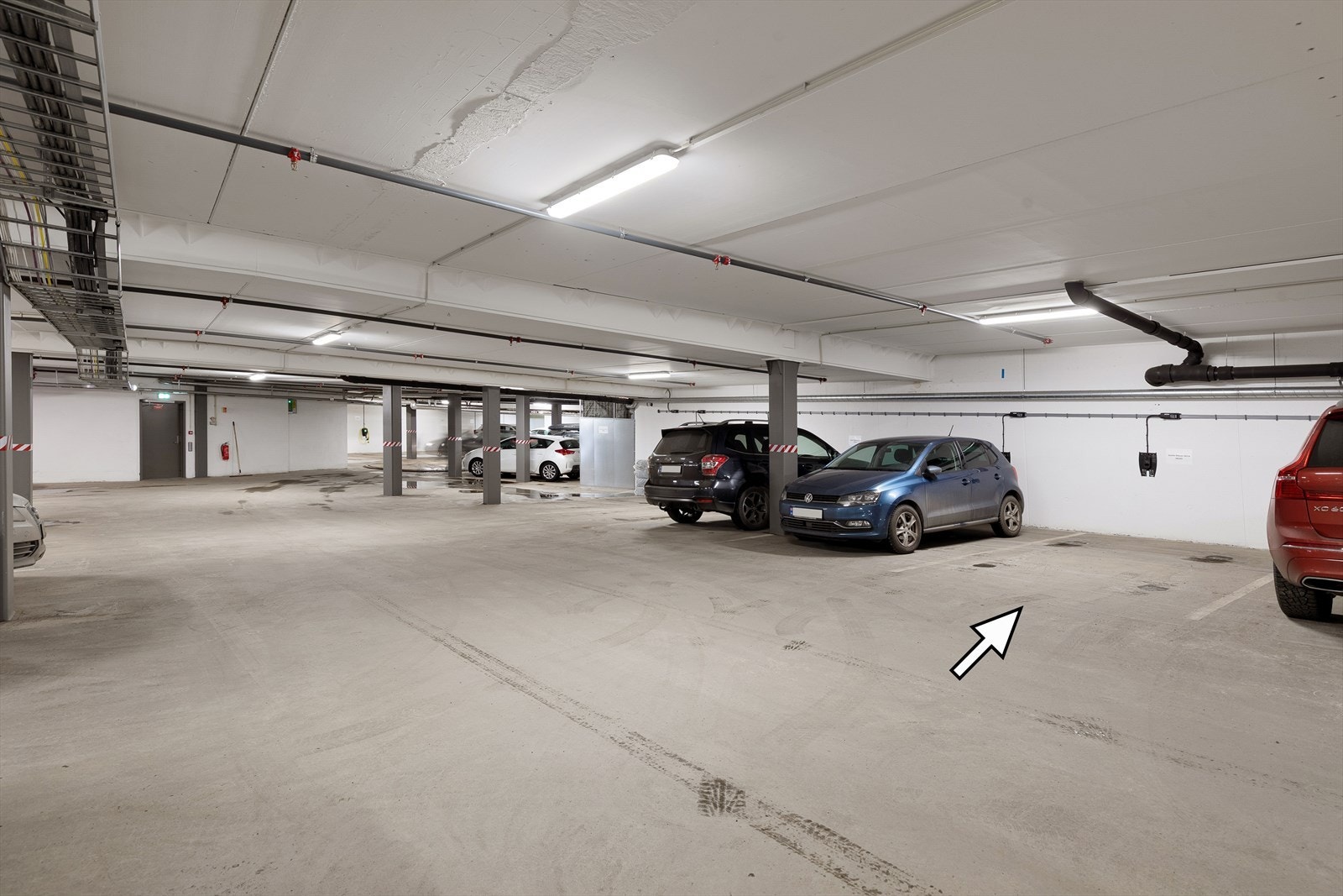 Det medfølger en garasjeplass med lademulighet Galleribilde