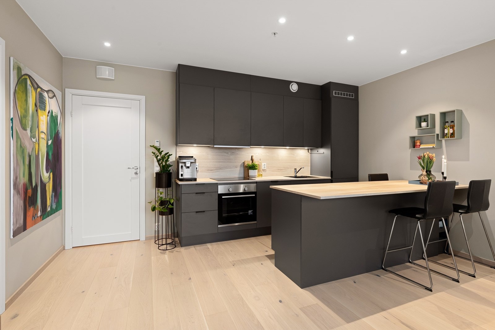 Kjøkkenet er meget delikat, med glatte overflater og integrerte hvitevarer Galleribilde