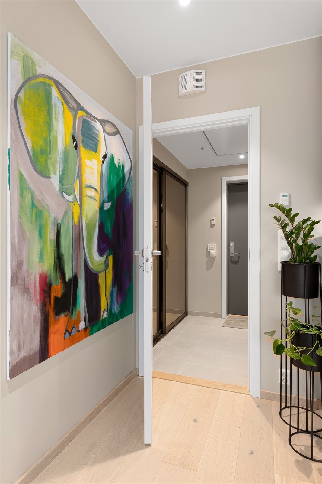 Leiligheten har meget delikate farge- og materialvalg, samt downlights i tak Galleribilde