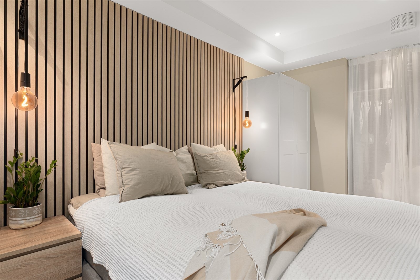 God plass for lagring i garderobeskap på hver side av sengen - inngang til walk-in/bod Galleribilde