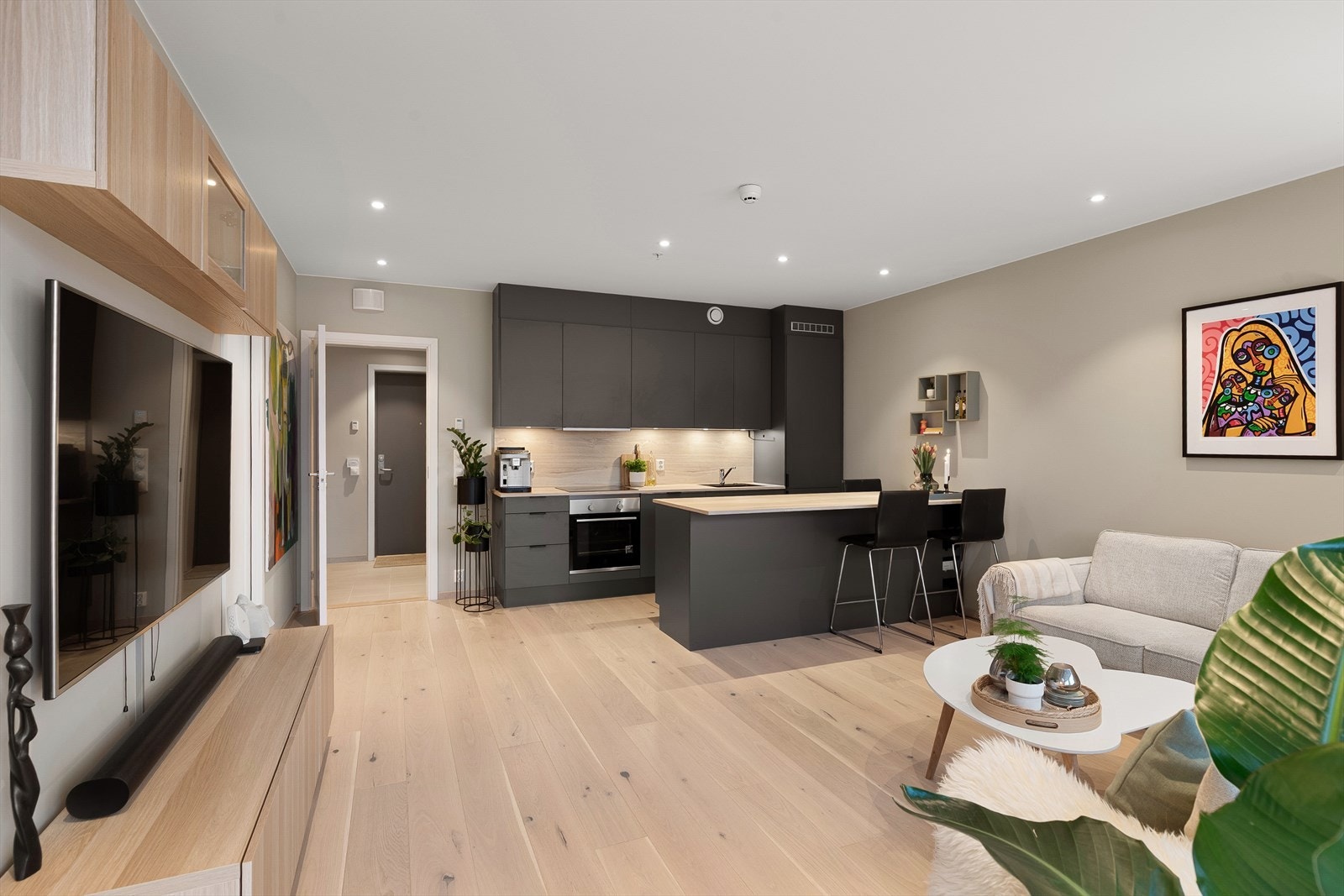 Fra hall er det adkomst inn til en åpen stue-/kjøkkenløsning Galleribilde