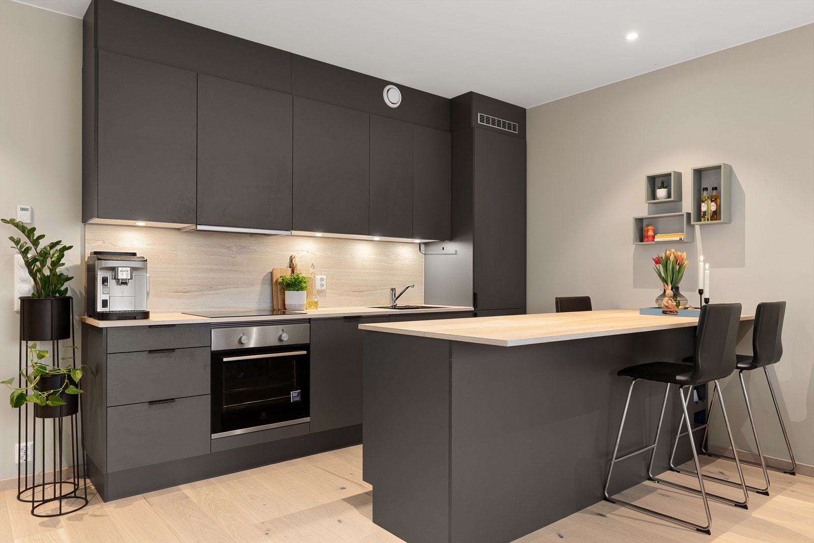 Kjøkkenet har rikt med skap- og skuffeplass, samt romslig kjøkkenøy med spiseplass Galleribilde