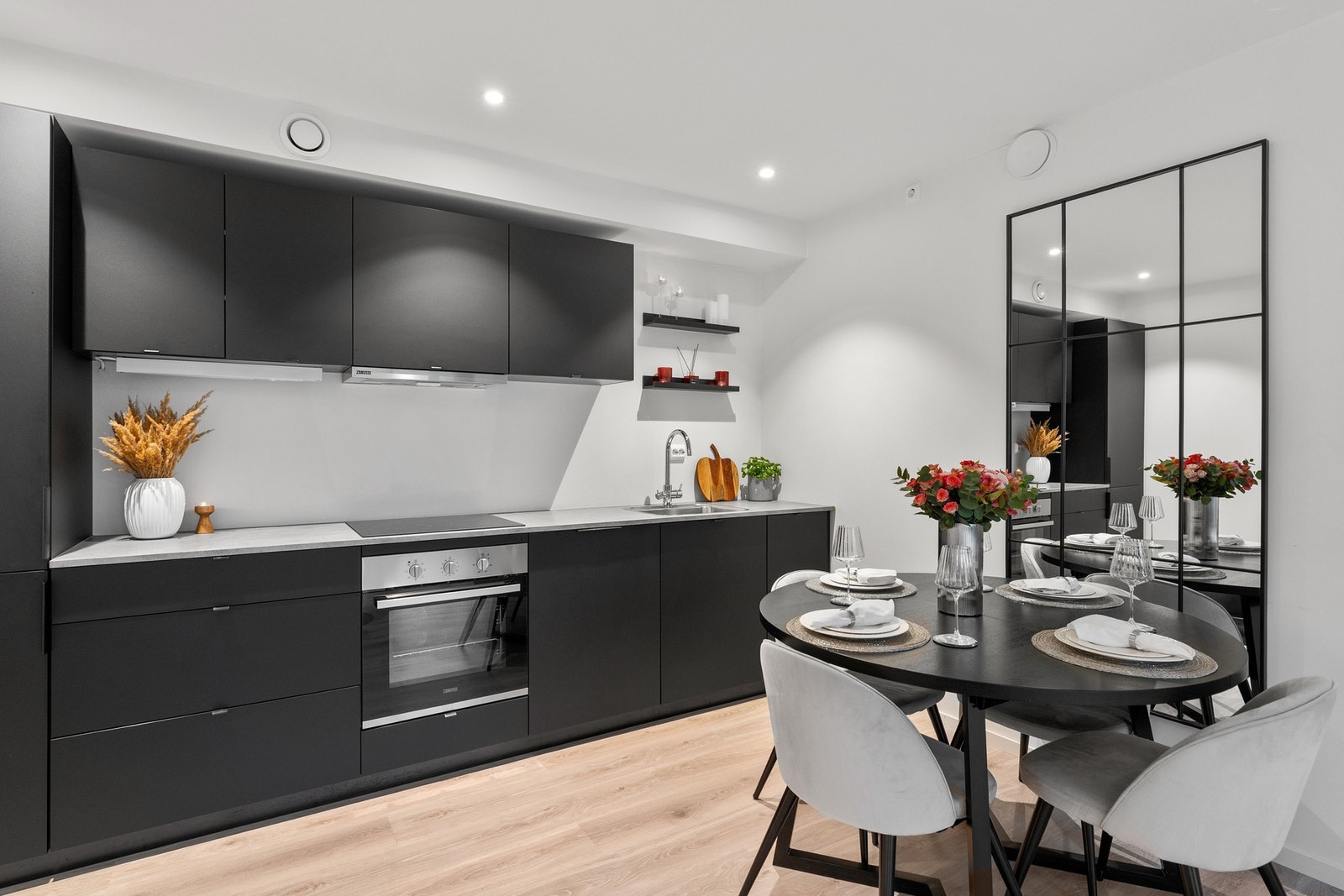 Leiligheten har en åpen stue- og kjøkkenløsning med god plass til sitte- og spisegruppe. Galleribilde