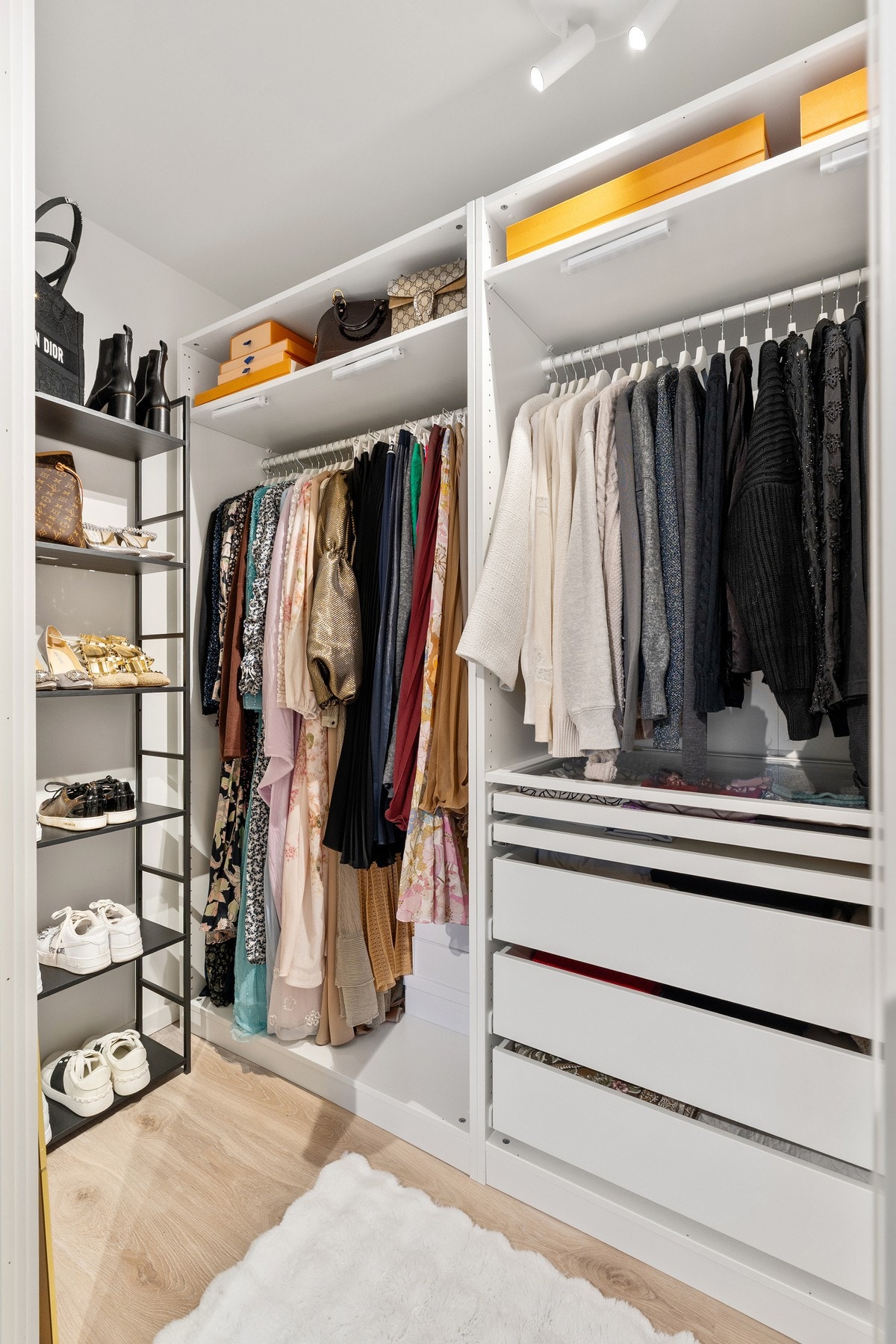 Garderoben er praktisk innredet. Galleribilde