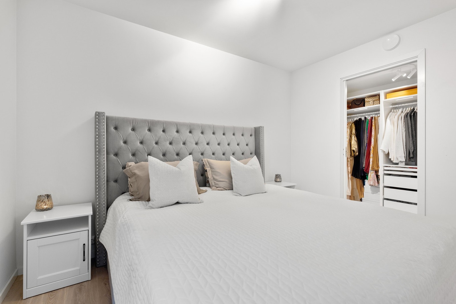 Fra soverommet er det inngang til en walk-in garderobe. Galleribilde