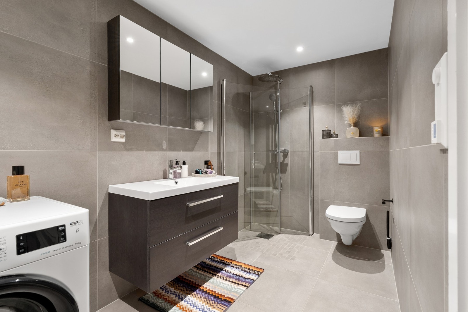 Badet er romslig og har lekre fargevalg. Galleribilde