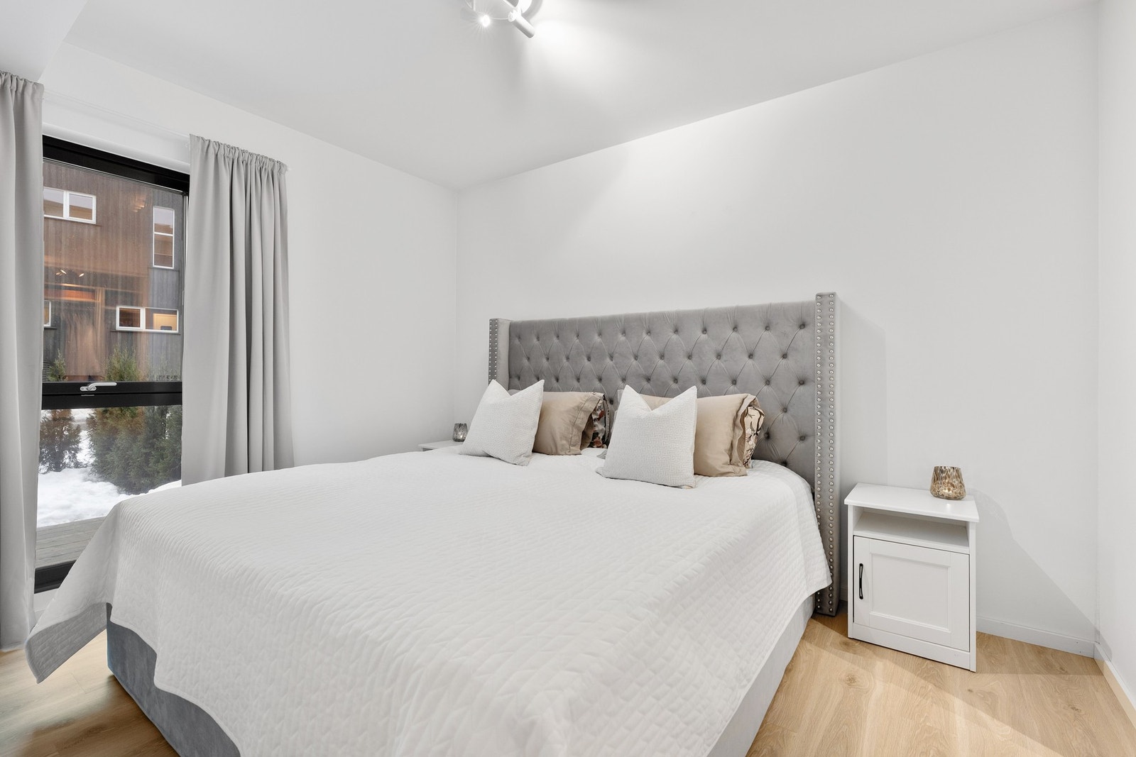 Hovedsoverommet har god plass til dobbeltseng og nattbord. Galleribilde