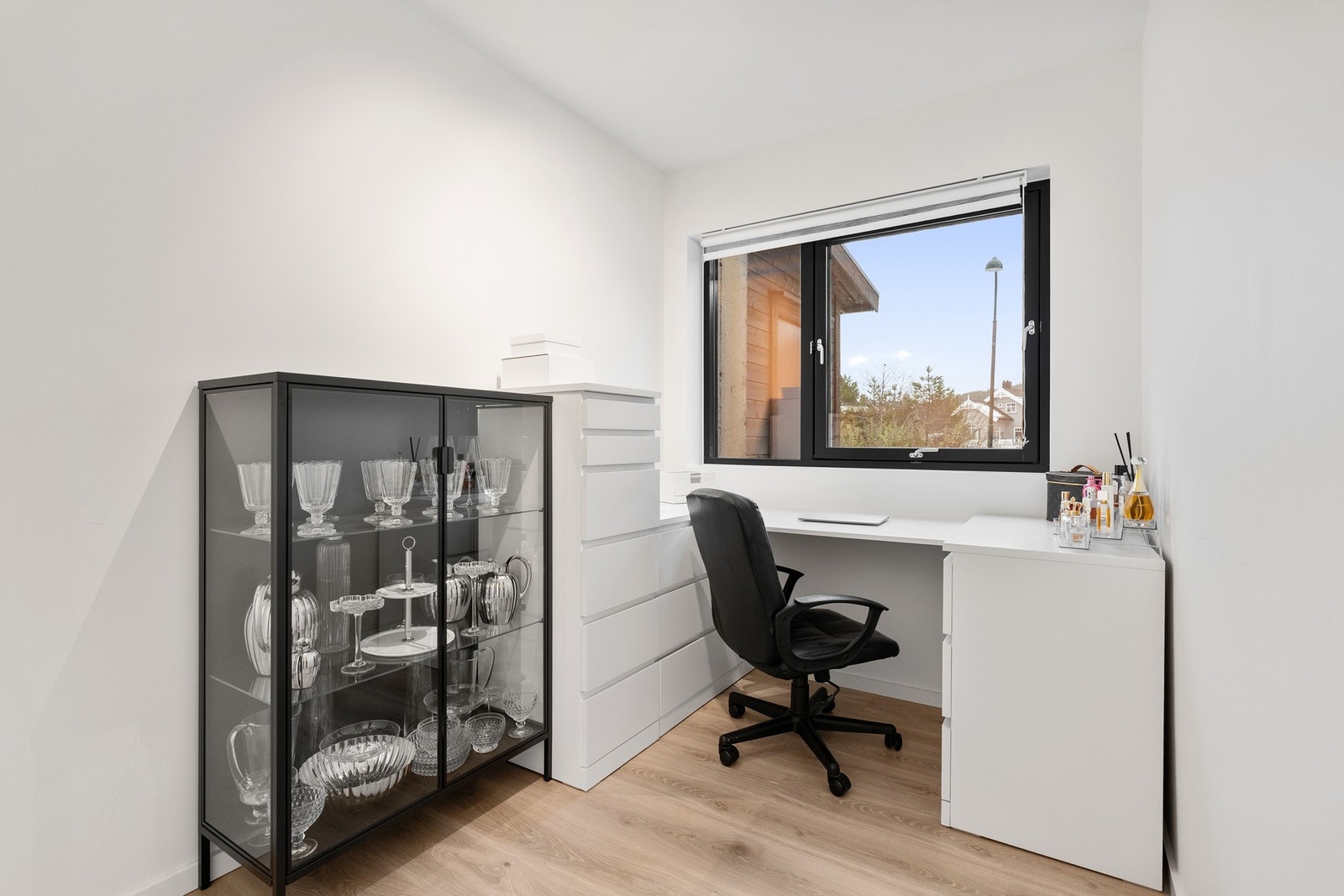 Det andre soverommet har god plass til seng, eller trenger man kanskje et hjemmekontor? Galleribilde