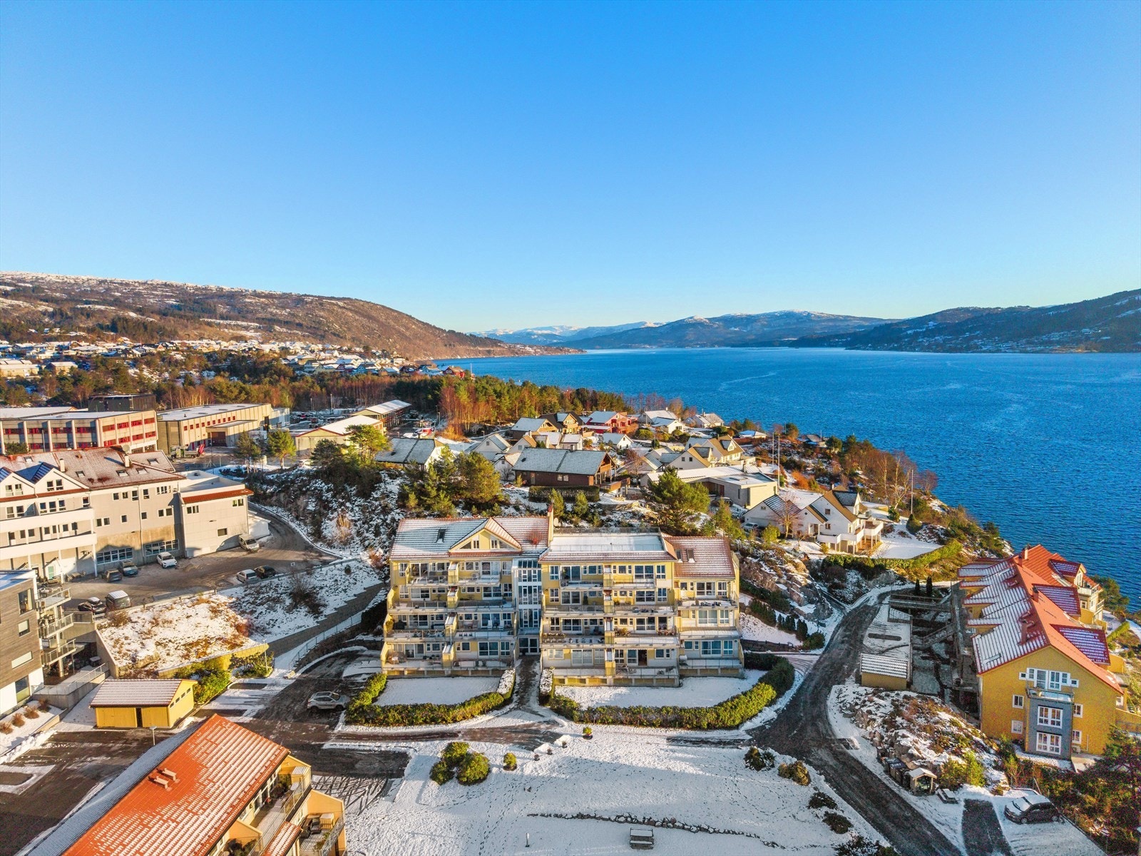 Tomten er felles for sameiet og pent opparbeidet med asfalterte veier, biloppstillingsplasser, murer, plenarealer og variert beplantning. Galleribilde