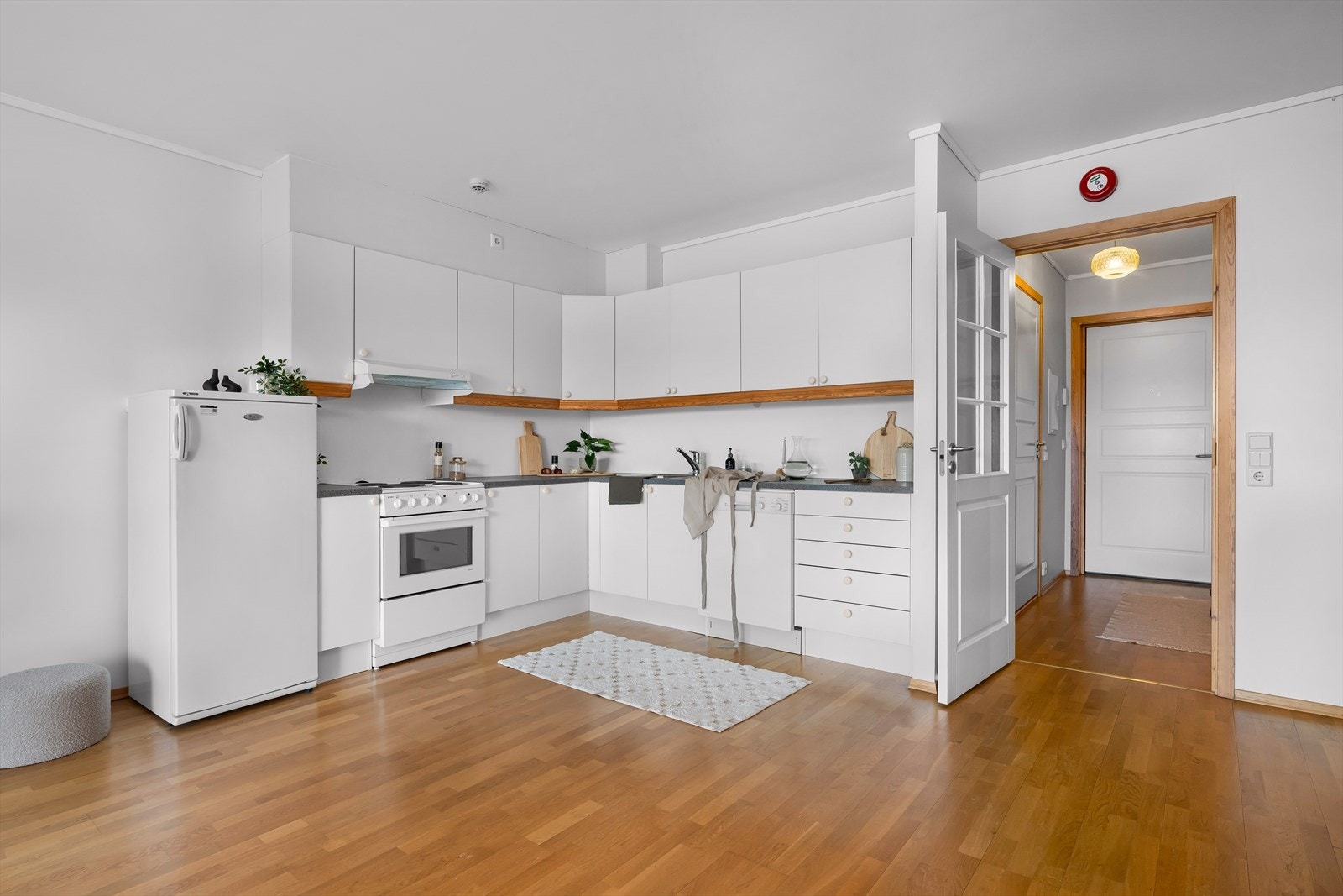 Kjøkkenet har innredning i slette fronter og laminert benkeplate. Galleribilde