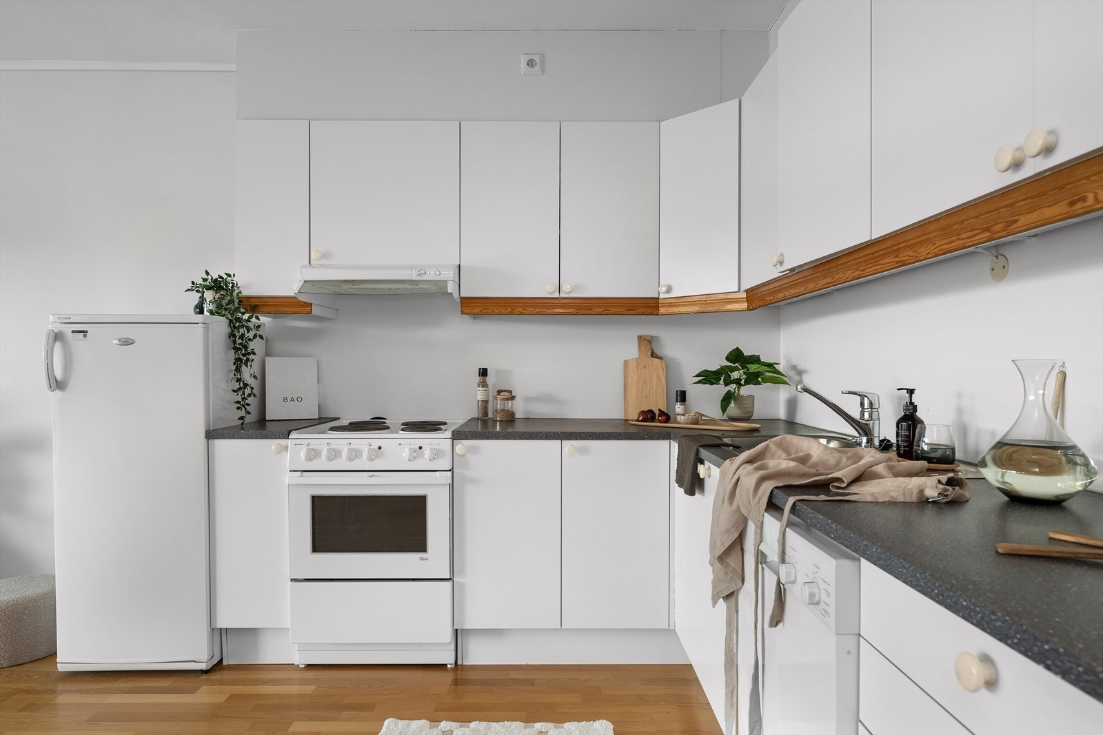 Kjøkkenet er funksjonelt med hvitevarer som komfyr, oppvaskmaskin og kjøleskap. Galleribilde