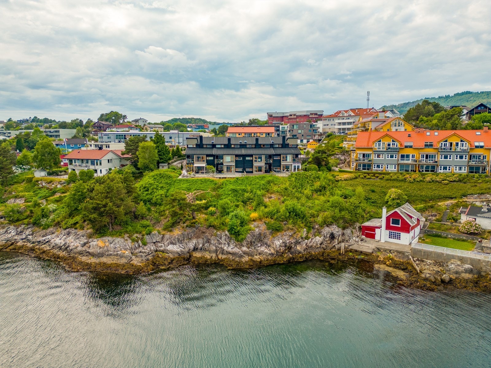 Ved sjøen finner man også et flott fellesareal med 2 naust og hage med mer. Perfekt sted for de varmeste sommerdagene. Galleribilde