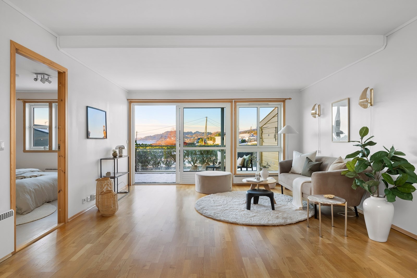 Her finner man en flott 2-roms selveierleilighet med solrik beliggenhet sentralt i Knarvik Galleribilde