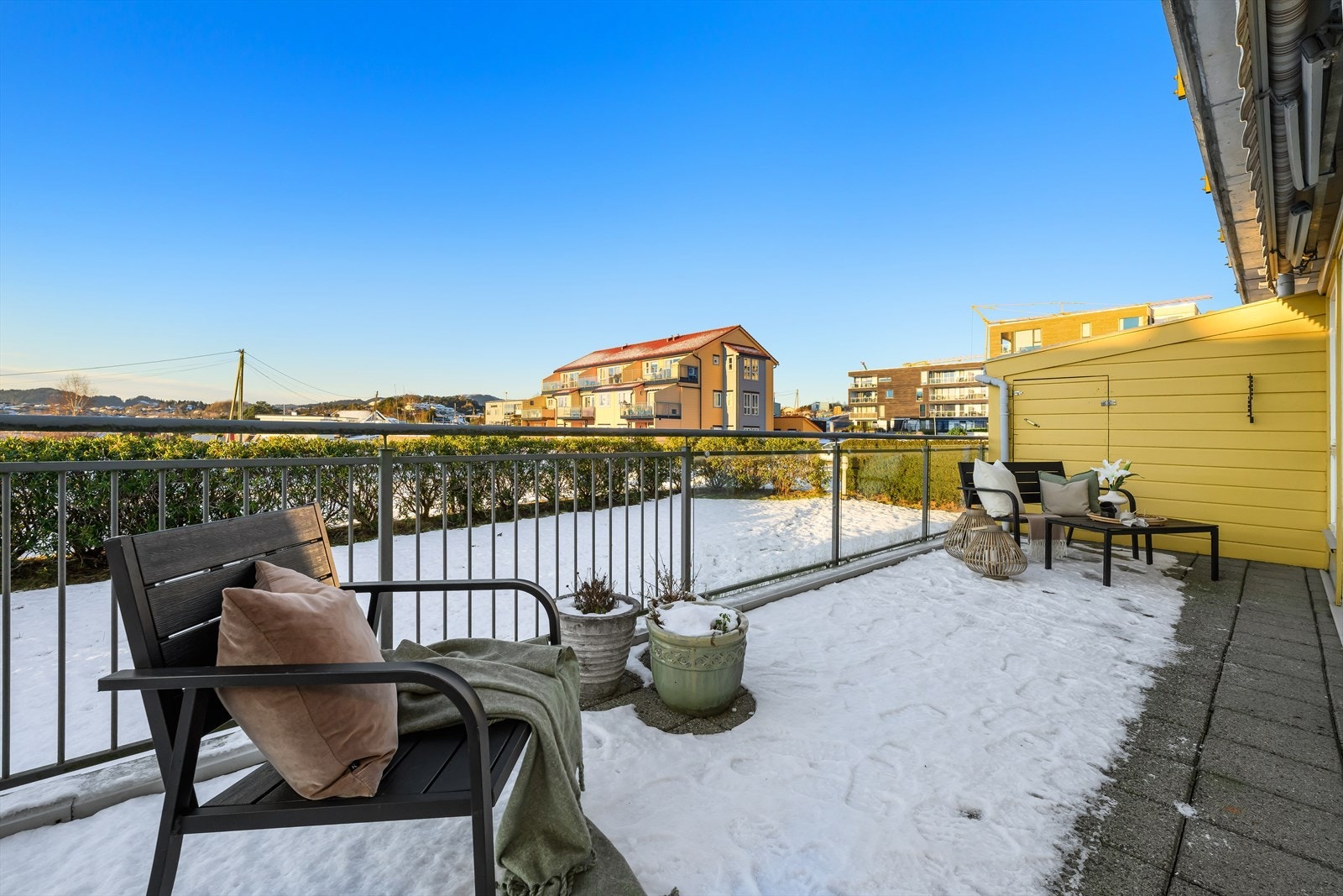 Ute på terrassen er det god plass til utemøbler. Galleribilde