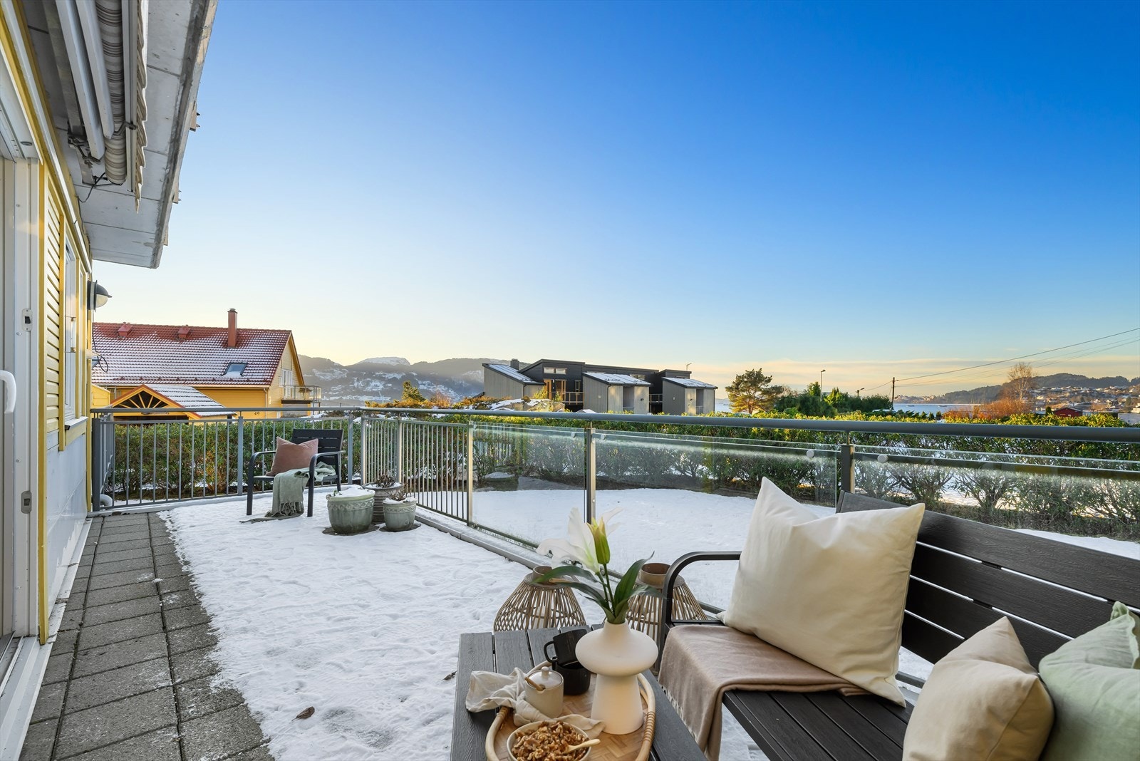 Leiligheten har en terrasse med ypperlige solforhold. På sommerstid har du solen fra morgen til kveld. Galleribilde