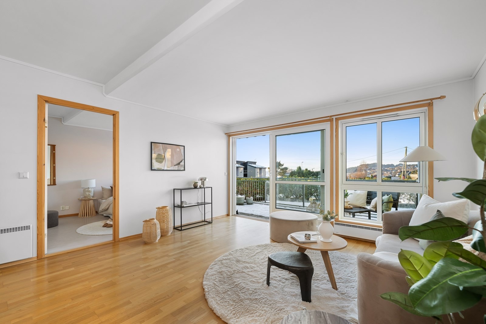 Skyvedør til terrasse og store vindusflater sørger for rikelig med naturlig lys. Galleribilde