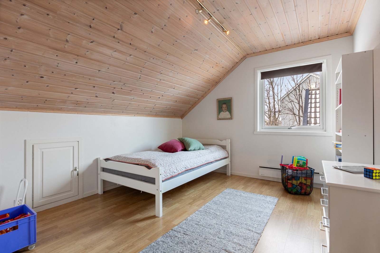 Når huset ble bygget ble høyden på kneveggene et tema som var sentralt og eier har flyttet disse for å maksimere bruken av loftsetasjen. Galleribilde