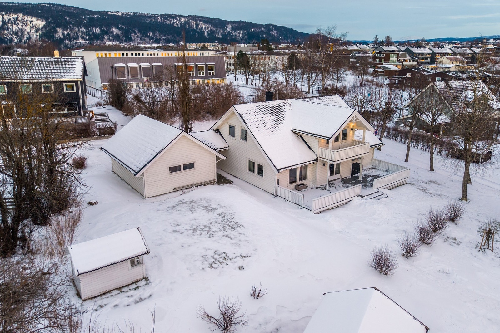 Boligen ligger på et høydedrag med flotte solforhold og umiddelbar nærhet til skole, barnehage og gangavstand til alt byen har å by på. Galleribilde
