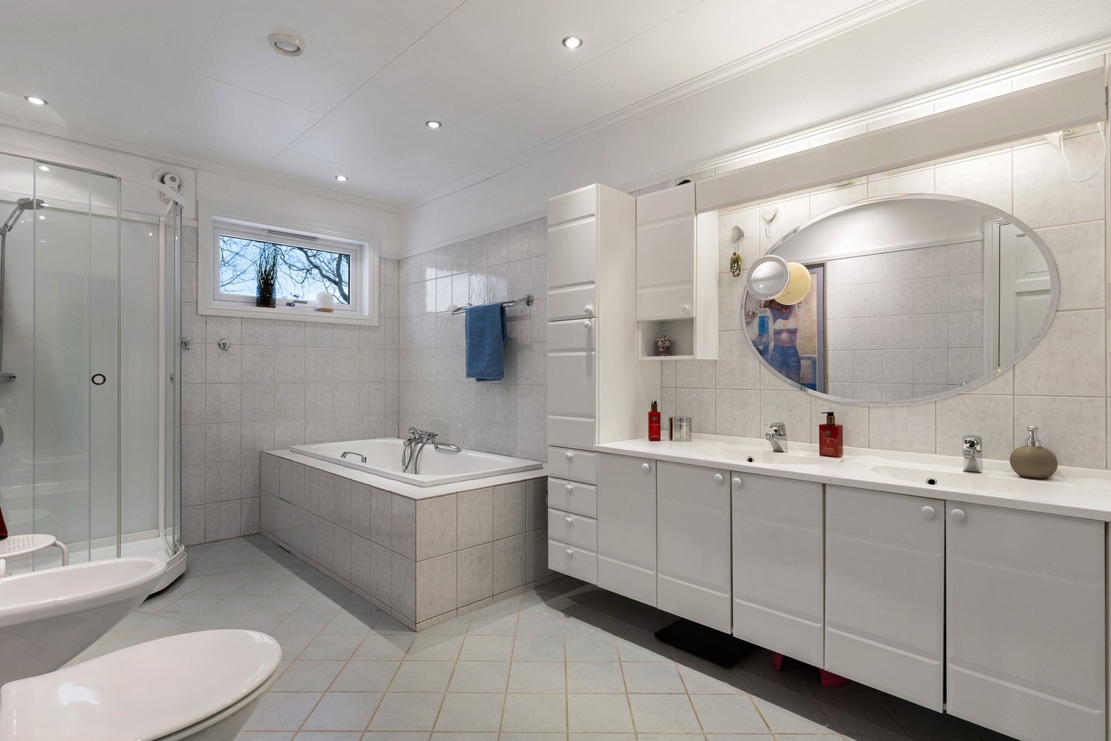 Badet har flislagt gulv med termostatstyrte varmekabler som gir god komfort året rundt. Praktisk med både innebygget badekar og separat dusjkabinett fra 2024. Galleribilde