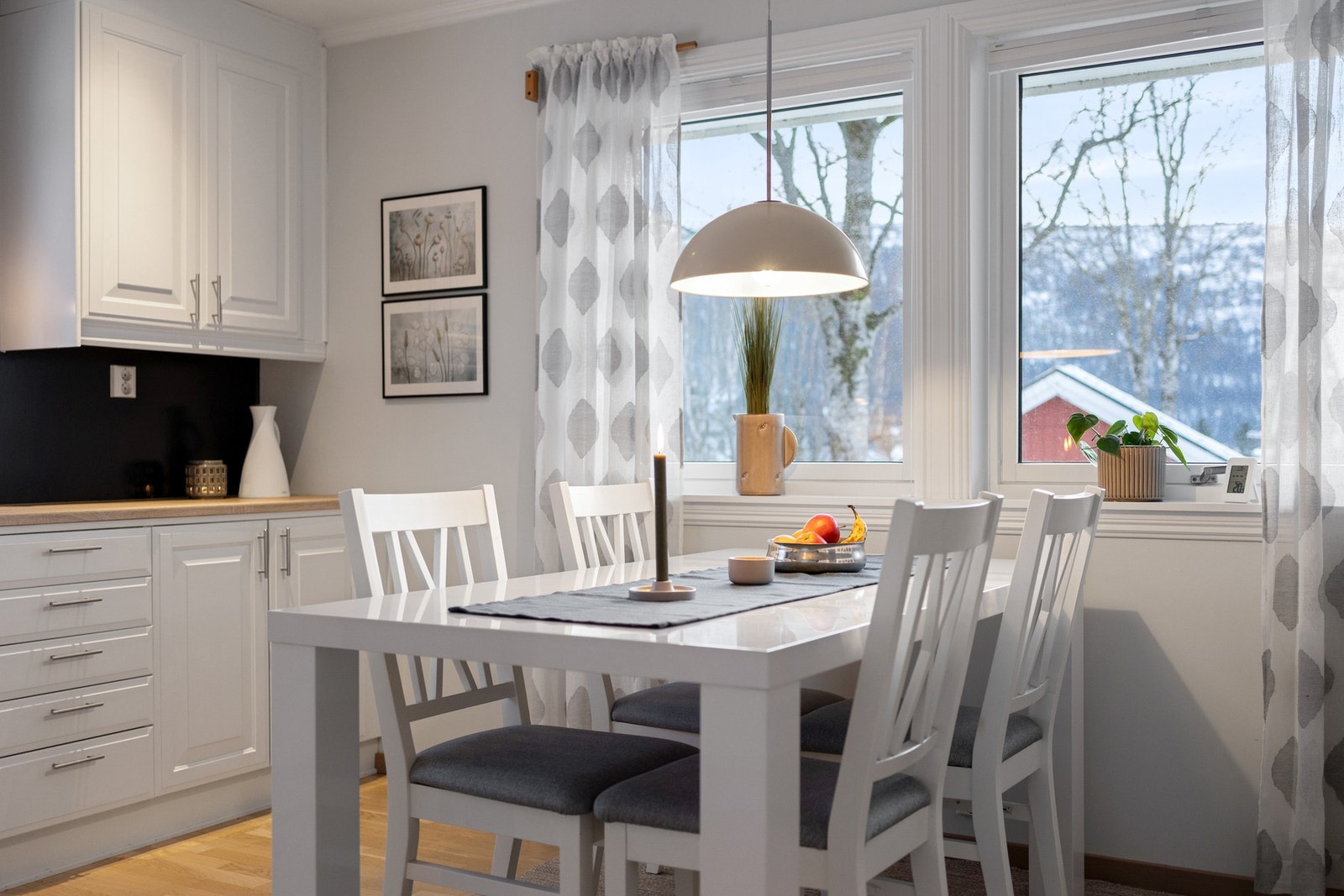 I tillegg til spisestuen i stuen, har man plass til et mer praktisk spisebord på kjøkkenet for frokost og middager i hverdagen. Galleribilde