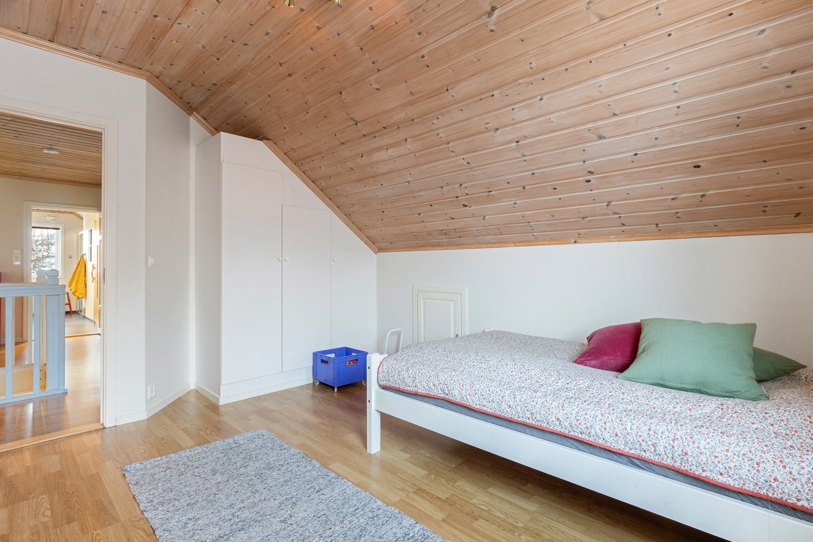 Smarte tilpasninger av garderobeskap og lagring i knevegger gir maksimalt med lagringsplass. Galleribilde