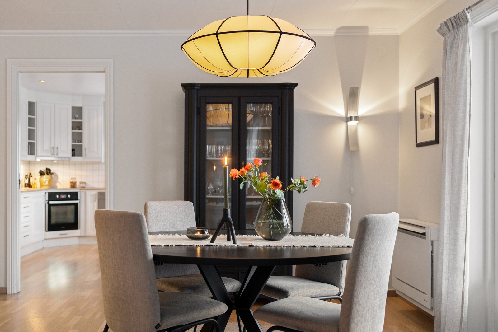 Spisestuebordet finner sin naturlige plass praktisk plassert mellom kjøkkenet og resten av stuen. Galleribilde