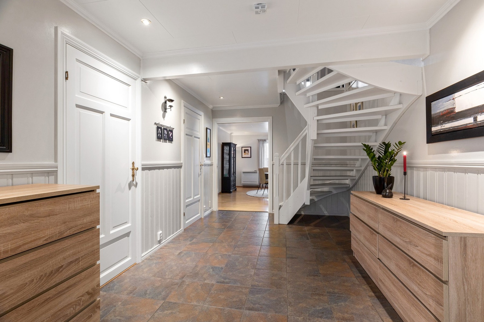 Fra første møte med boligen får man et varmt og godt førsteinntrykk. Du blir fra inngangsdøra ledet inn i en romslig flislagt entré. Galleribilde