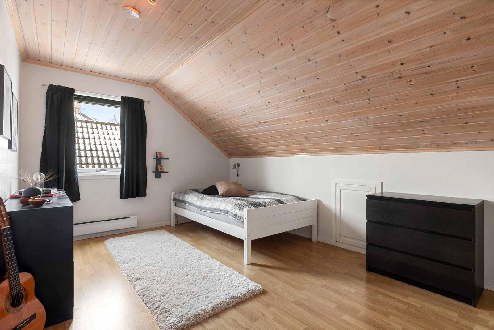 Boligen har ventilasjonsanlegg. Ventilasjonsaggregat av typen Flexit VG 400 plassert i knekott i loftsetasjen. Ventilasjonsanlegget har ikke vært i drift de senere år. Galleribilde