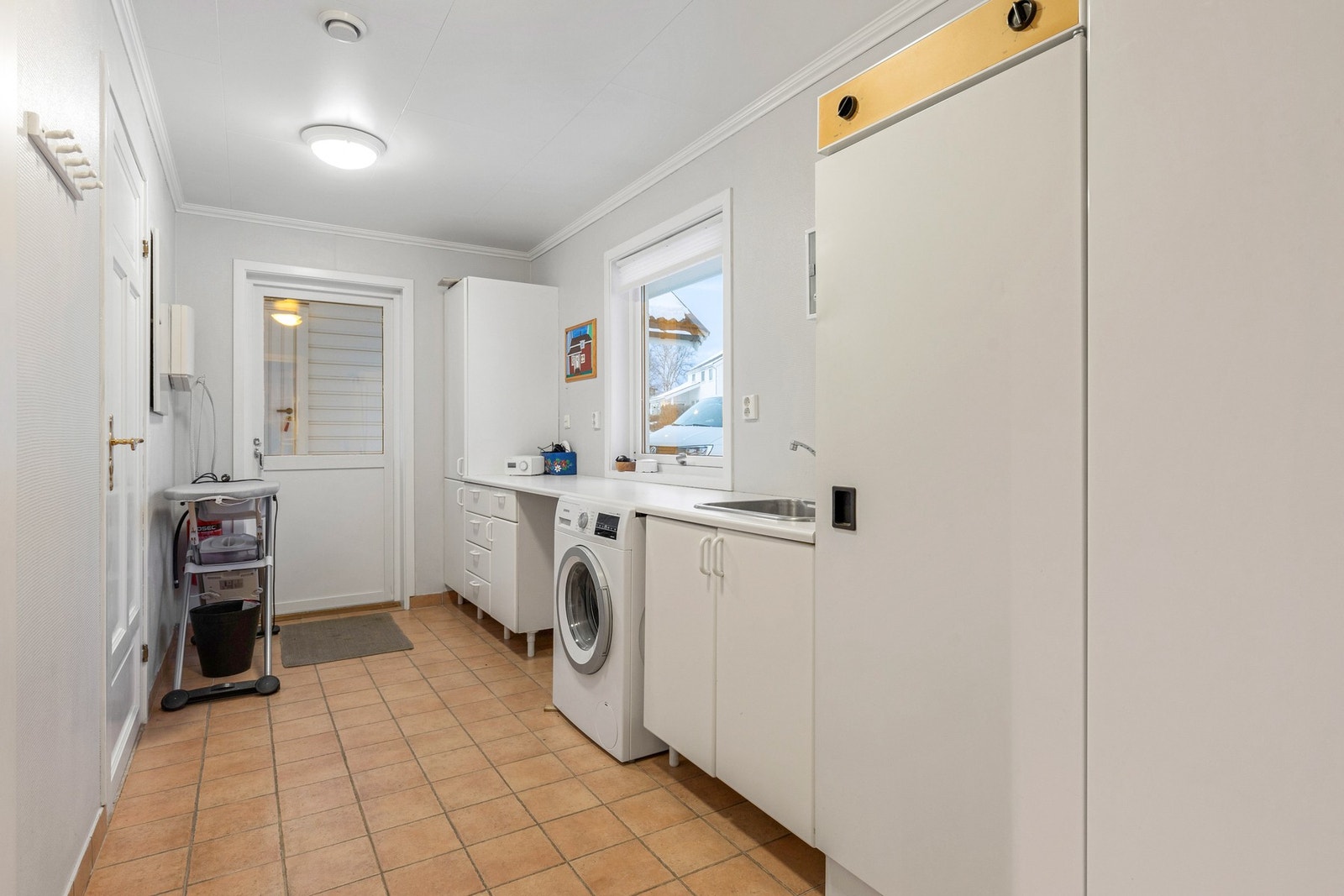 I tilknytning til gangen ligger et veldig praktisk vaskerom, med flislagt gulv med varmekabler. Vaskerommet er utstyrt med en praktisk innredning, i tillegg til å inneholde en stor og romslig bod. Galleribilde