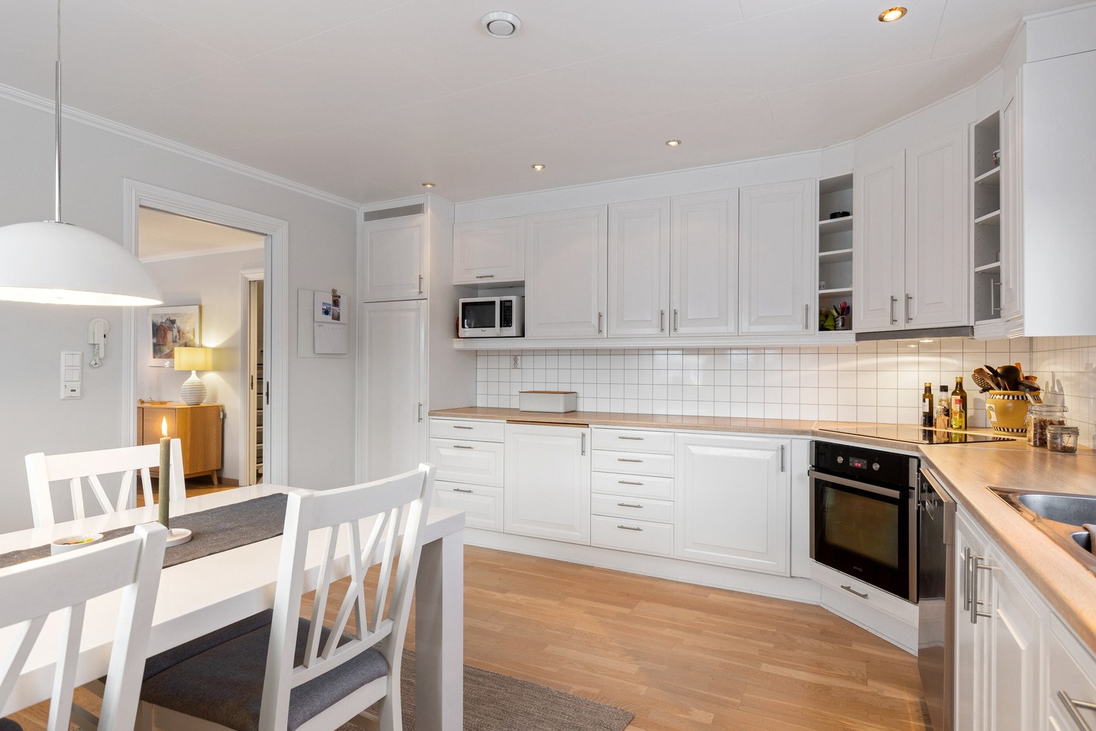 Rommet har en praktisk utforming med gode arbeidsflater. Takhøye overskap er praktisk og downlights skaper et behagelig arbeidslys. Galleribilde