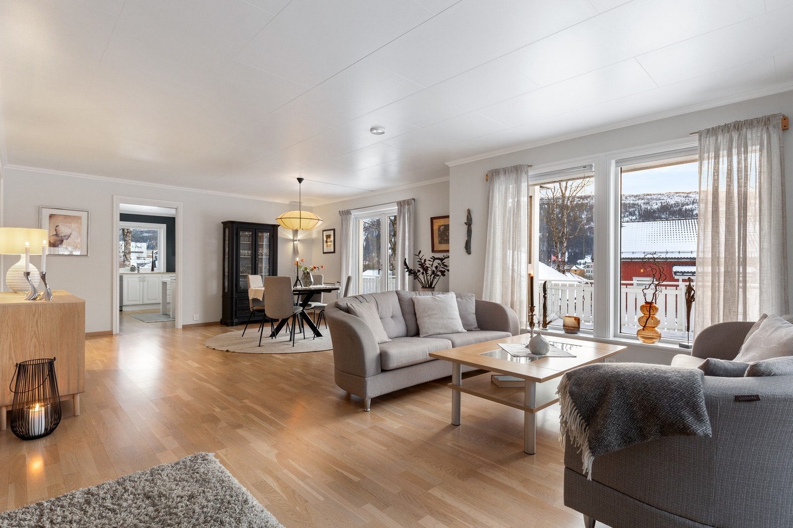 Boligen har rikelig med naturlig lys inn i boligen, og beliggenheten på høydedraget gjør at man har ingen grad av innsyn. Galleribilde