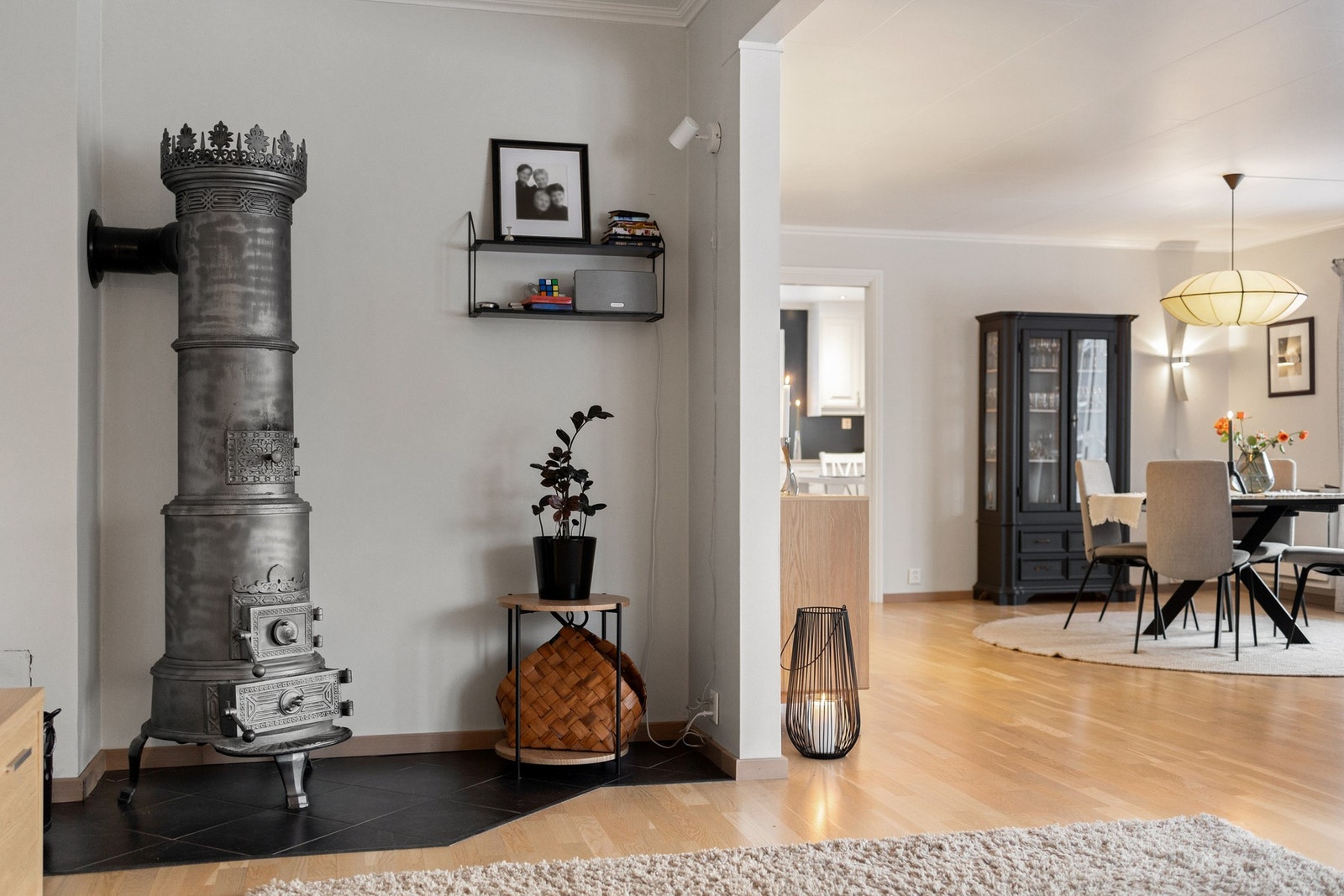 Ovn gir en meget effektiv varme og blir et naturlig blikkfang i rommet. Galleribilde