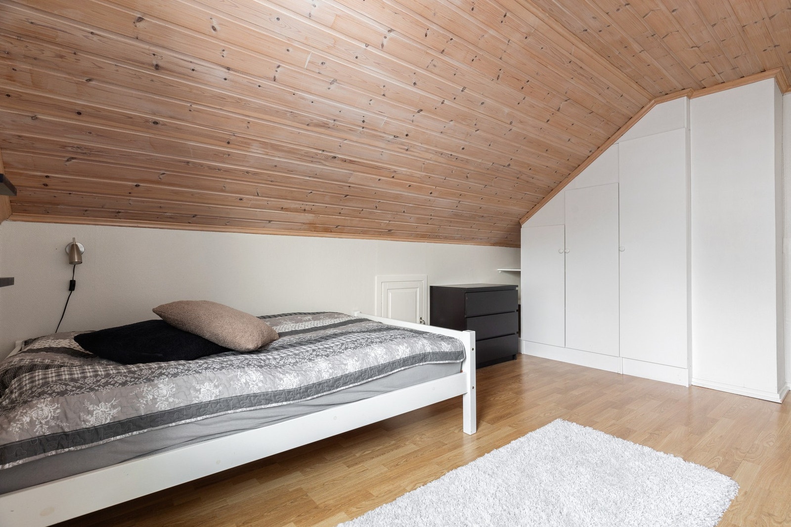 Også her er det en praktisk løsning med hensyn til lagringsplass i kneloft og garderobeskap. Galleribilde