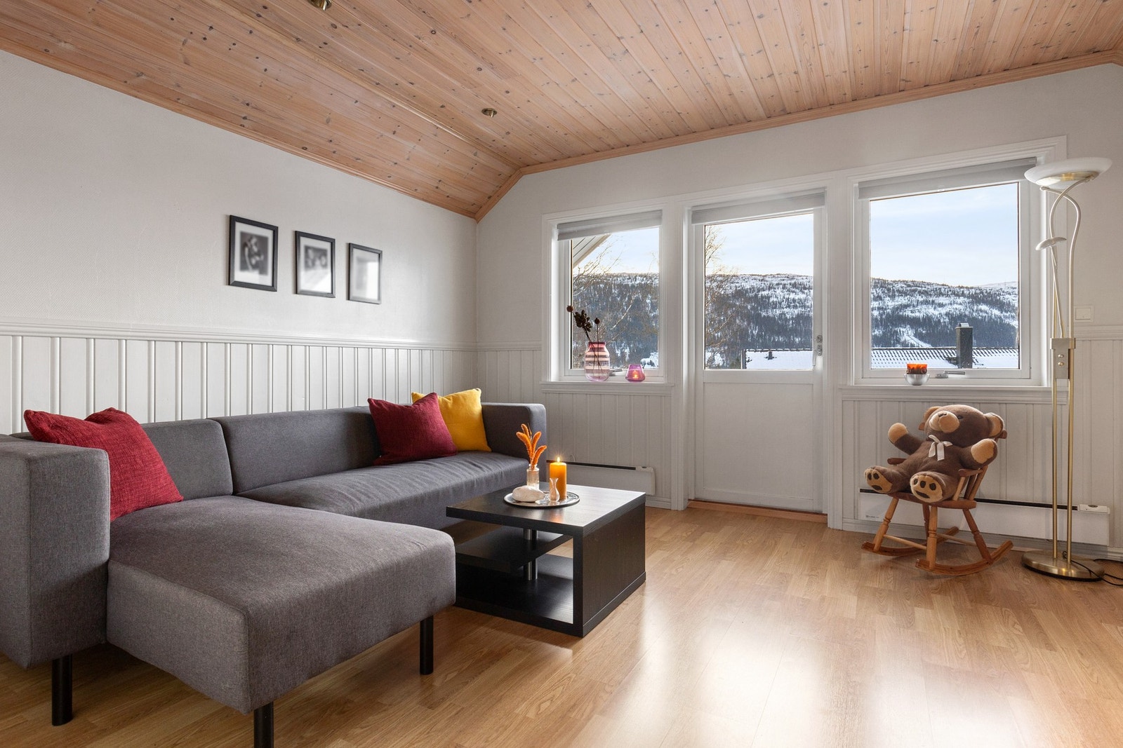 I loftsetasjen er det etablert en praktisk stue som avlaster stuen nede. Her kan ungdommene trekke seg tilbake om de ønsker. Fra stuen er det utgang til en 7 m² stor terrasse som har en flott utsikt. Galleribilde