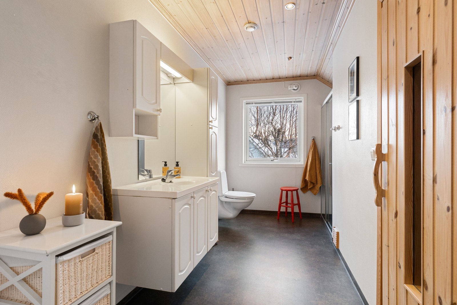 Badet i loftsetasjen ble pusset opp i ca. 2015 av fagfolk og fremstår funksjonelt og velholdt. Galleribilde