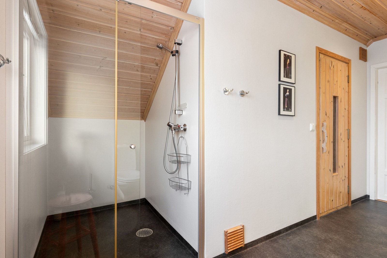 Praktisk dusjnisje med glassvegg og badstue finnes på badet. Galleribilde