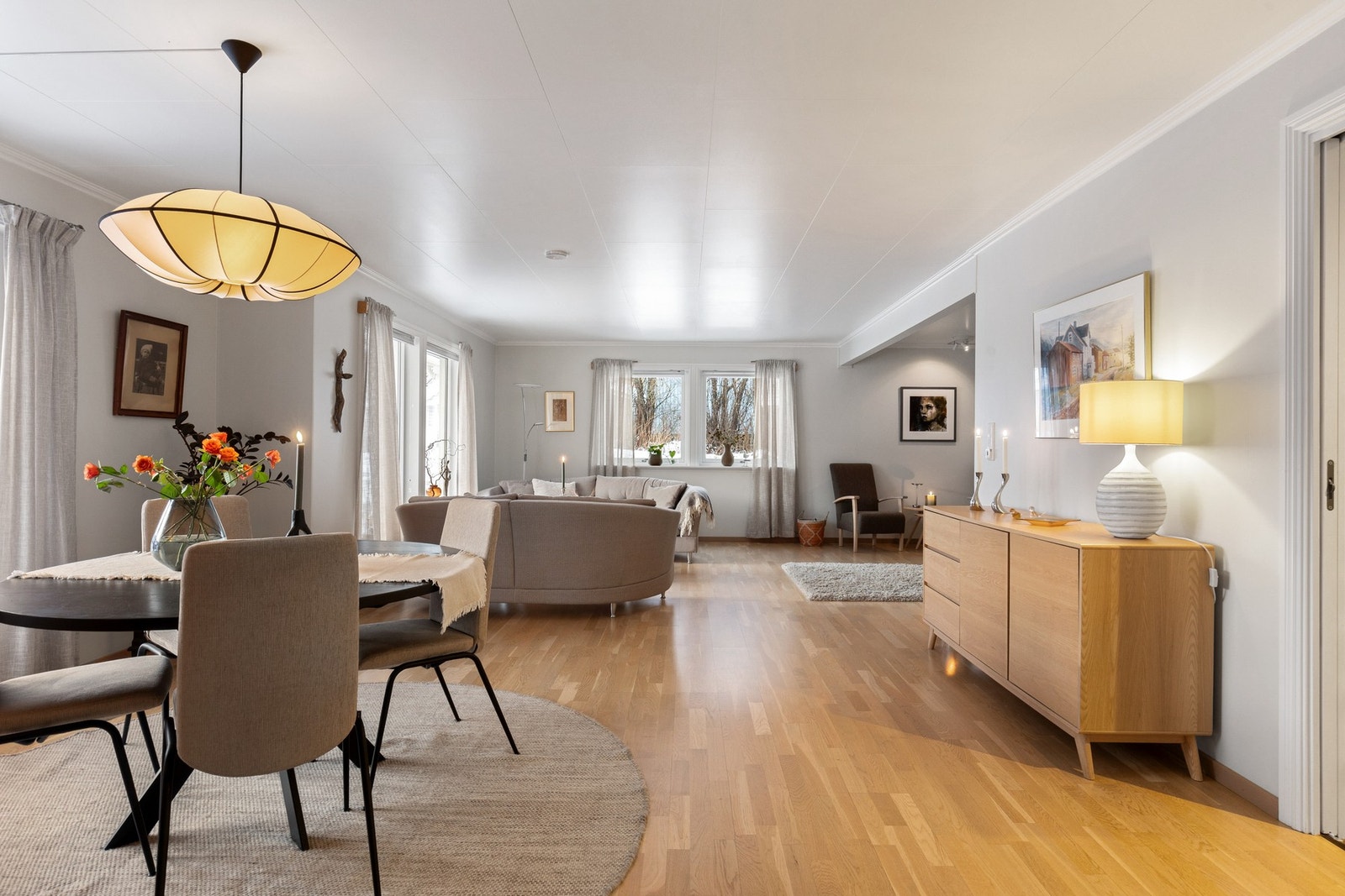 Stuen oppleves svært romslig og er malt i moderne fargepaletter noe som gjør det enkelt å innrede og sette sitt eget preg på rommet. Stuen kan avskjermes mot gang med skyvedør. Galleribilde