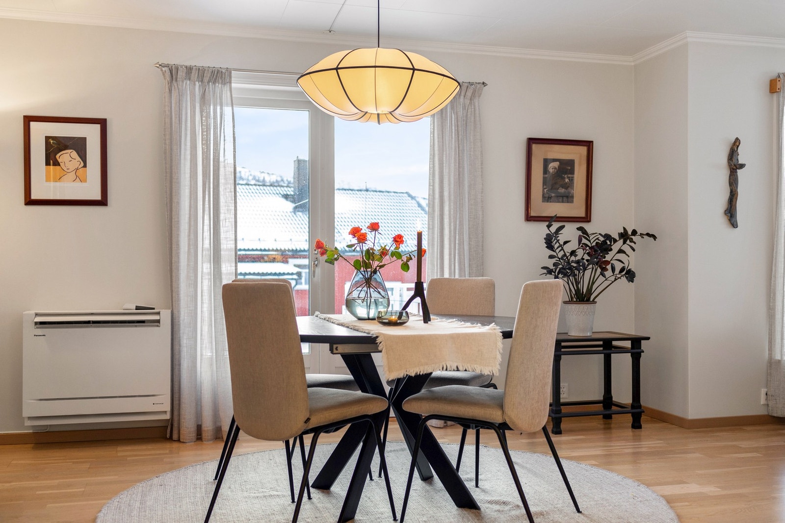 Fra stuen har man utgang til sørvendt markterrasse som har god og lang solgang. Galleribilde