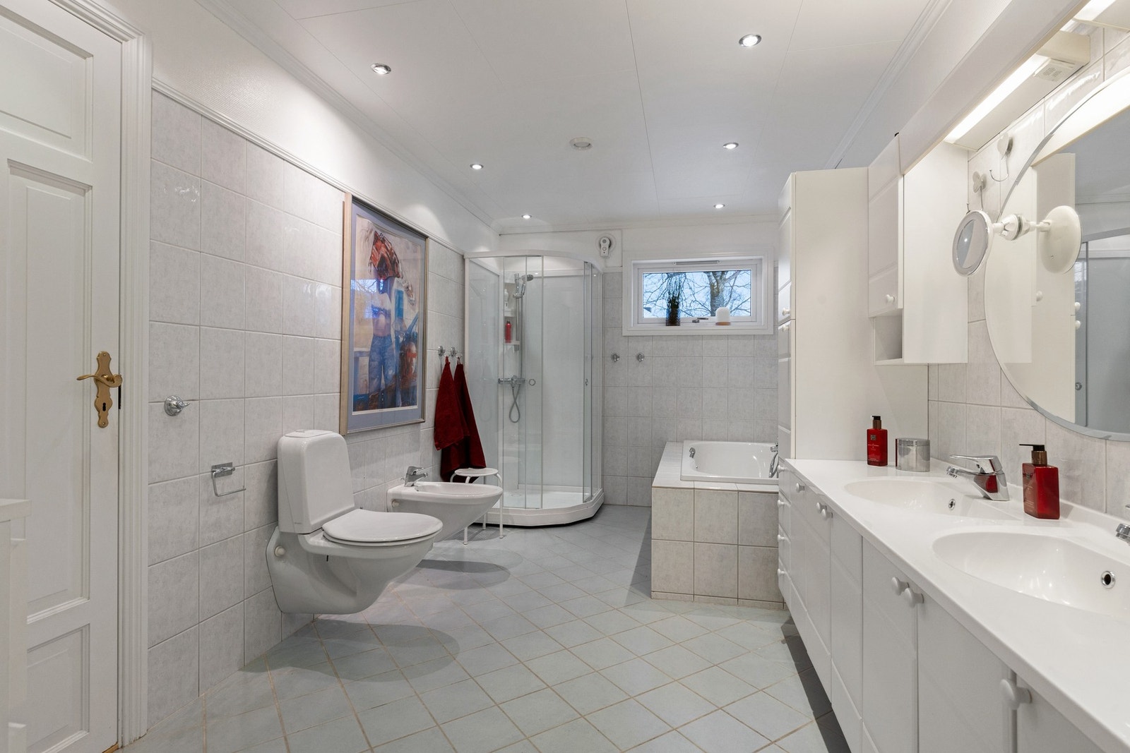 I tilknytning til gangene første etasje finner vi et pent, tidløst flislagt bad. Badet oppleves som svært romslig og har direkte tilgang til boligens hovedsoverom. En såkalt en suite-bad løsning. Galleribilde